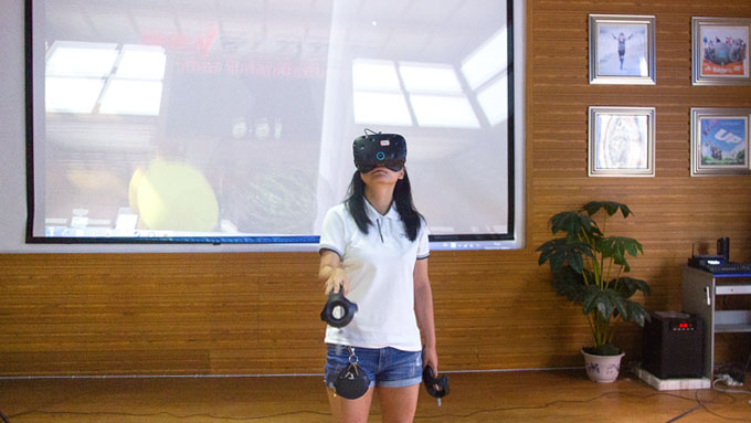 不一樣的開班儀式，體驗VR科技之旅