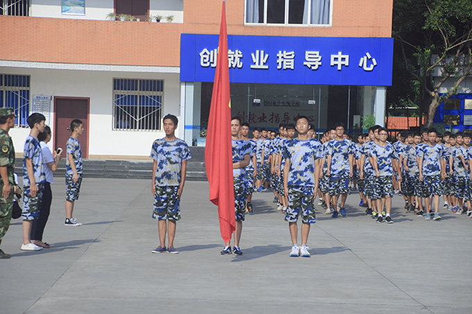 2016級秋季新生軍訓(xùn)會操表演隆重舉行