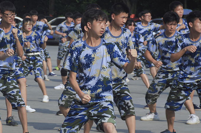2016級秋季新生軍訓(xùn)會操表演隆重舉行