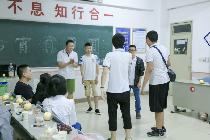 中秋節(jié)到了，各班級(jí)舉辦茶話會(huì)歡度佳節(jié)