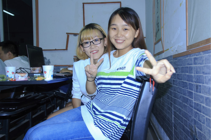 中秋節(jié)到了，各班級(jí)舉辦茶話會(huì)歡度佳節(jié)