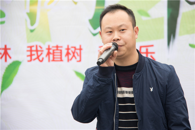植樹節(jié)，四川新華師生在行動！