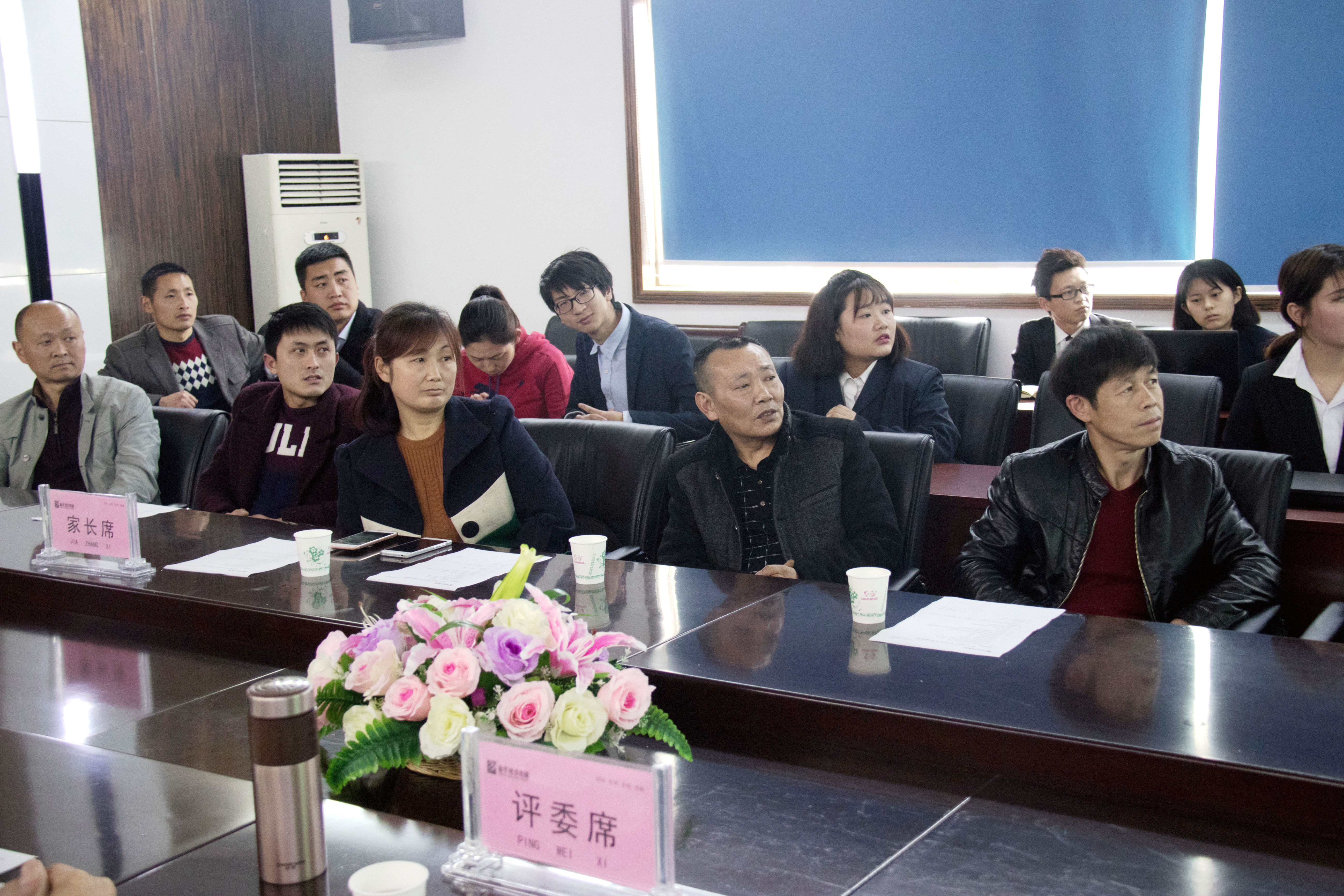 幸福就是，畢業(yè)答辯時(shí)有父母的見(jiàn)證