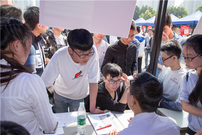 IT人才供需洽談會(huì)：100多家企業(yè)，“職”為新華