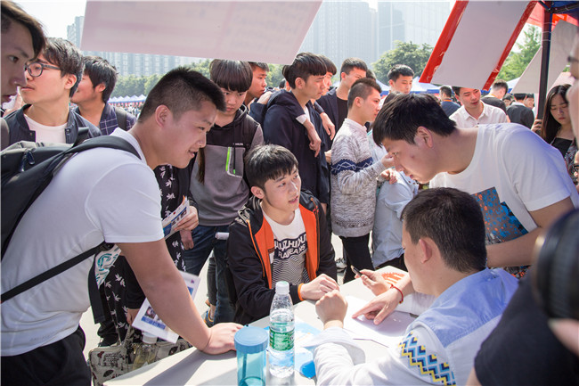 IT人才供需洽談會(huì)：100多家企業(yè)，“職”為新華