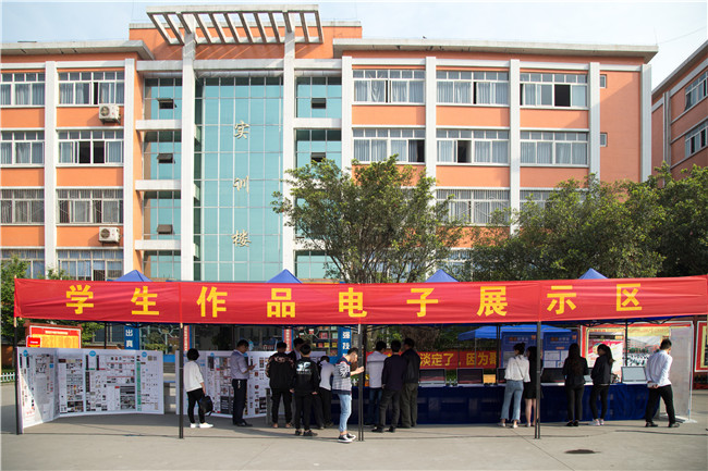 IT人才供需洽談會(huì)：100多家企業(yè)，“職”為新華