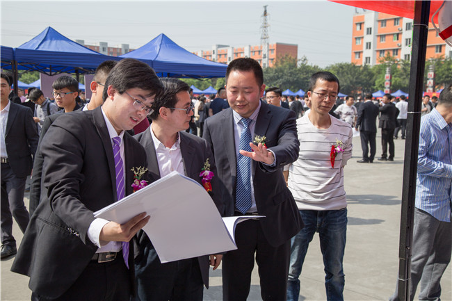 IT人才供需洽談會(huì)：100多家企業(yè)，“職”為新華