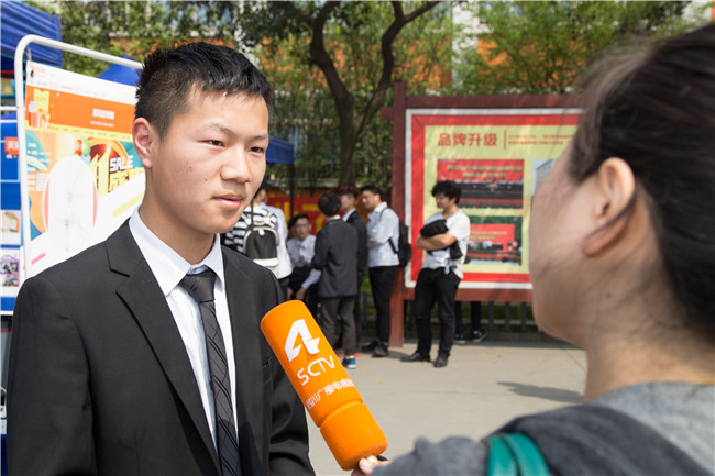 IT人才供需洽談會(huì)：100多家企業(yè)，“職”為新華