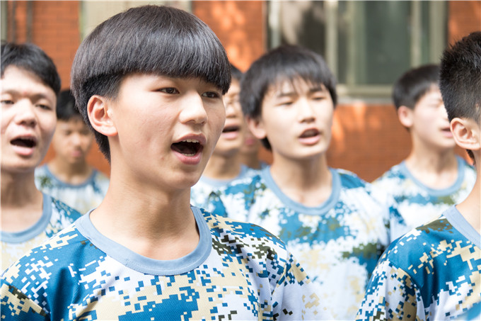 歌聲嘹亮，唱響17級(jí)秋季第一批新生軍訓(xùn)