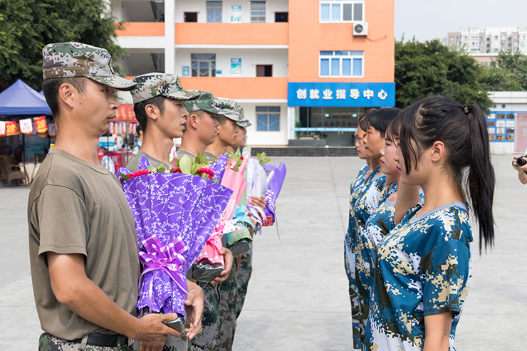 秋季軍訓(xùn)會操完滿結(jié)束，新生面貌煥然一新