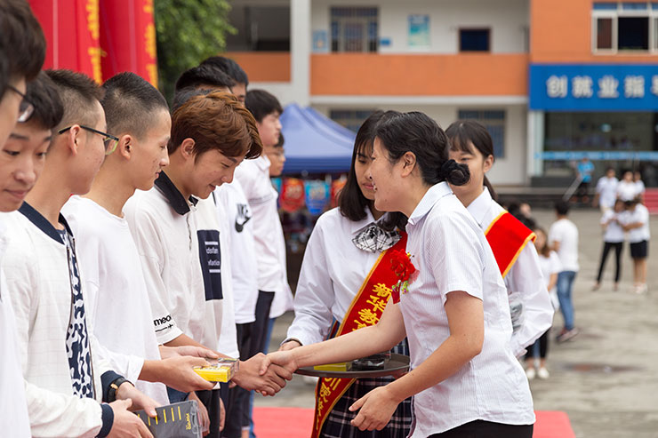 職校生為何是企業(yè)爭(zhēng)搶的“香餑餑”