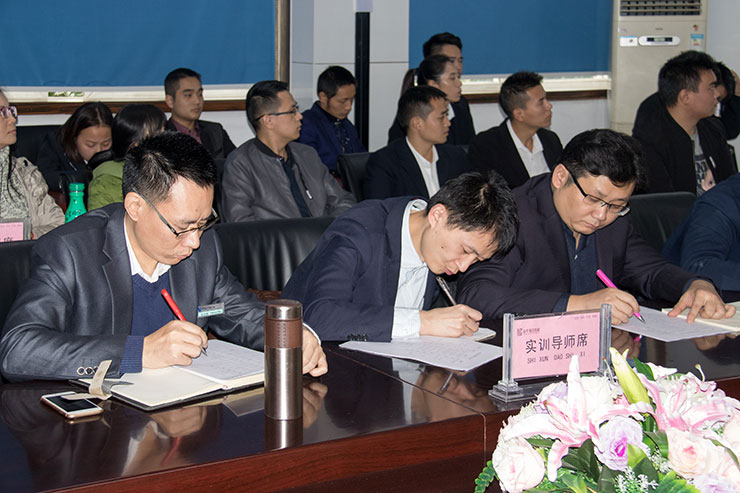 我院舉辦畢業(yè)生答辯會(huì)，隆重邀請家長前來旁聽
