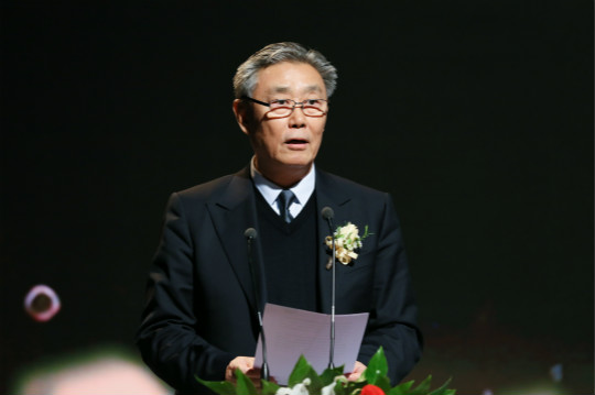 榮耀盛典，新華教育集團常務副總裁許紹兵再獲殊榮！