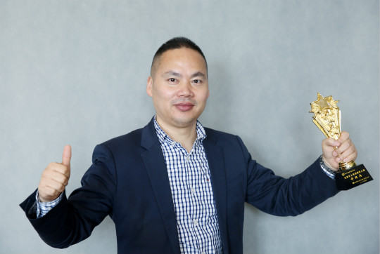 榮耀盛典，新華教育集團常務副總裁許紹兵再獲殊榮！