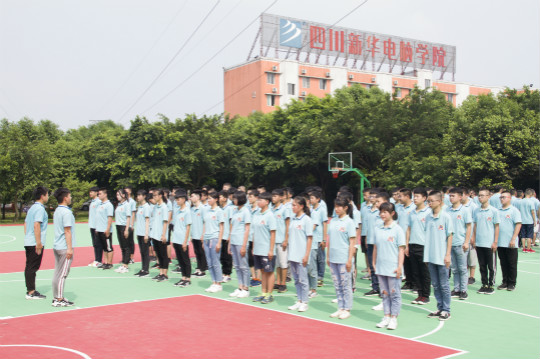 春風(fēng)十里不如你，新生軍訓(xùn)歡樂多  
