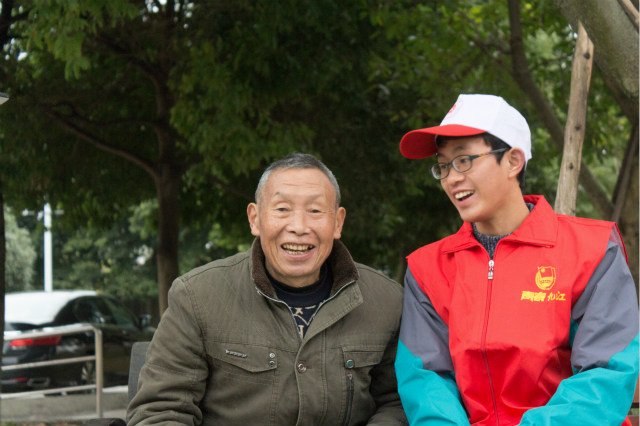嚴(yán)冬送暖，四川新華電腦學(xué)院敬老院暖冬進(jìn)行時