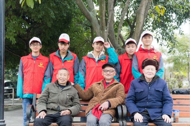 嚴(yán)冬送暖，四川新華電腦學(xué)院敬老院暖冬進(jìn)行時