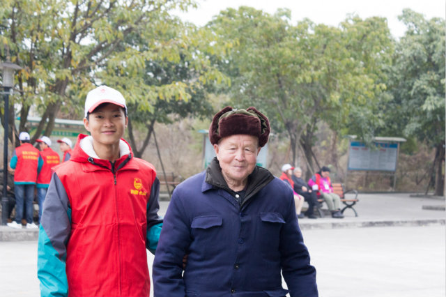 嚴(yán)冬送暖，四川新華電腦學(xué)院敬老院暖冬進(jìn)行時