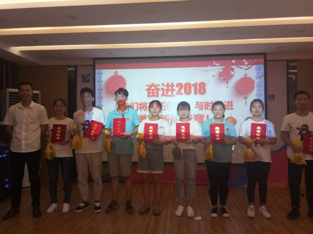 向陽(yáng)而立 滿懷憧憬 執(zhí)著前行