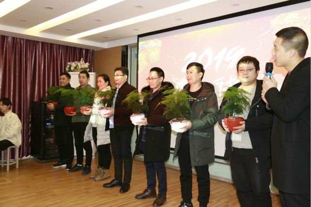 向陽(yáng)而立 滿懷憧憬 執(zhí)著前行