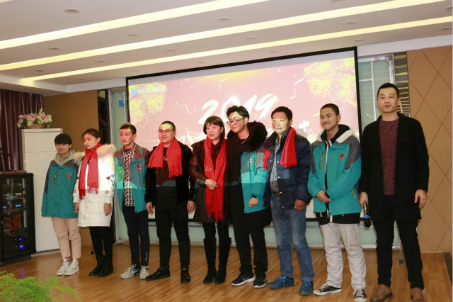 向陽(yáng)而立 滿懷憧憬 執(zhí)著前行