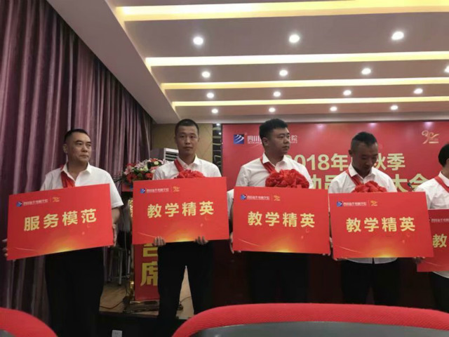 向陽(yáng)而立 滿懷憧憬 執(zhí)著前行