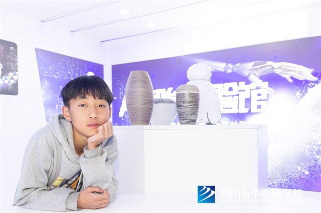 看臉時(shí)代的零零后，如何擺脫枷鎖、負(fù)重前行