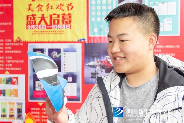 看臉時(shí)代的零零后，如何擺脫枷鎖、負(fù)重前行