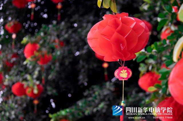 看臉時(shí)代的零零后，如何擺脫枷鎖、負(fù)重前行
