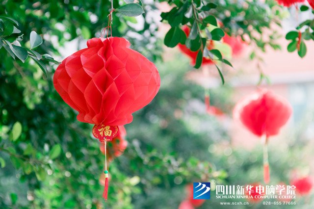 看臉時(shí)代的零零后，如何擺脫枷鎖、負(fù)重前行
