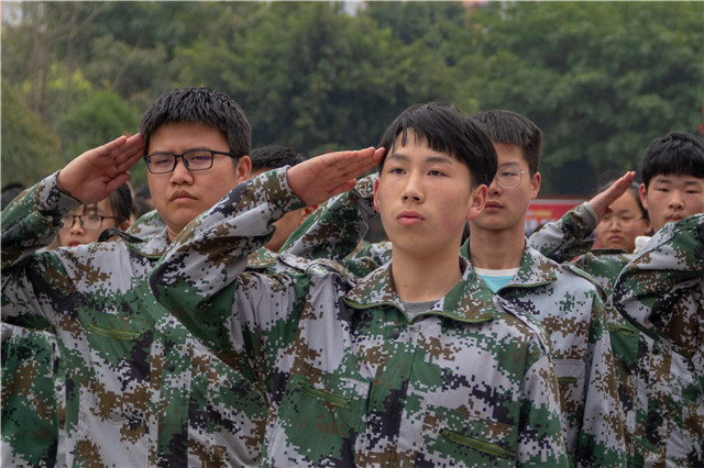 赴一場(chǎng)青春與迷彩的美麗邂逅！四川新華軍訓(xùn)匯演