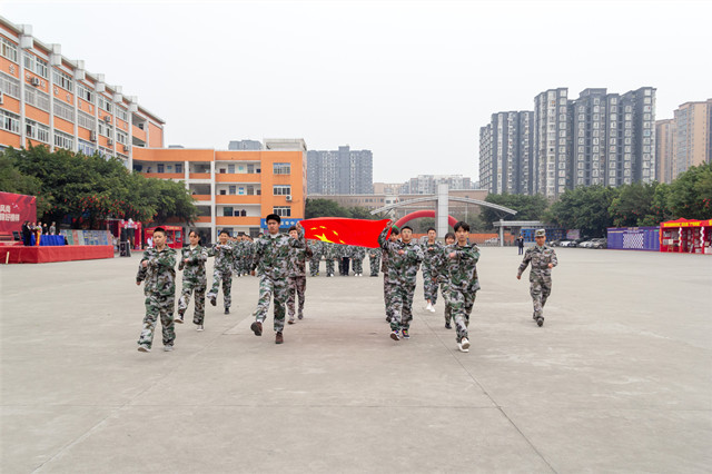 赴一場(chǎng)青春與迷彩的美麗邂逅！四川新華軍訓(xùn)匯演
