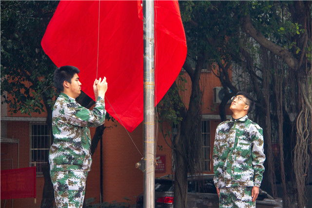 赴一場(chǎng)青春與迷彩的美麗邂逅！四川新華軍訓(xùn)匯演