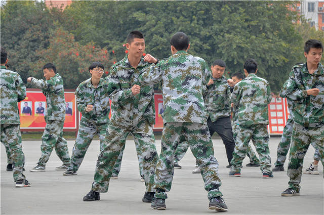 赴一場(chǎng)青春與迷彩的美麗邂逅！四川新華軍訓(xùn)匯演