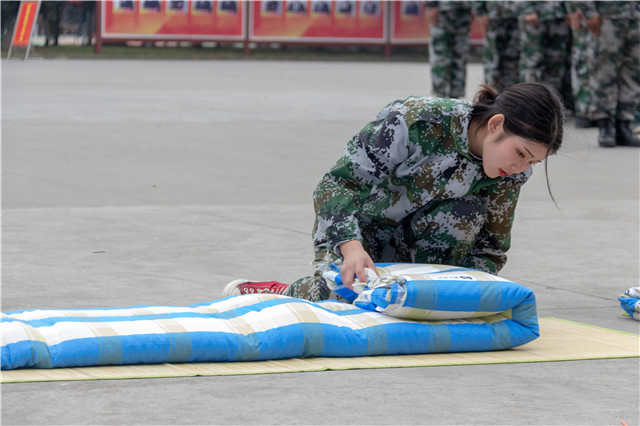 赴一場(chǎng)青春與迷彩的美麗邂逅！四川新華軍訓(xùn)匯演