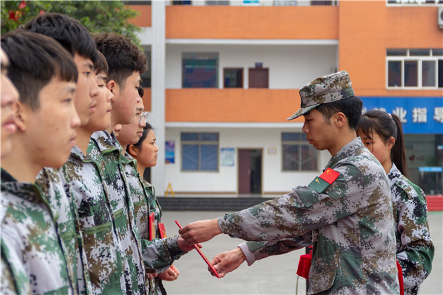 赴一場(chǎng)青春與迷彩的美麗邂逅！四川新華軍訓(xùn)匯演