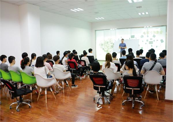 技能+學(xué)歷！職校生為何在就業(yè)市場越來越受歡迎