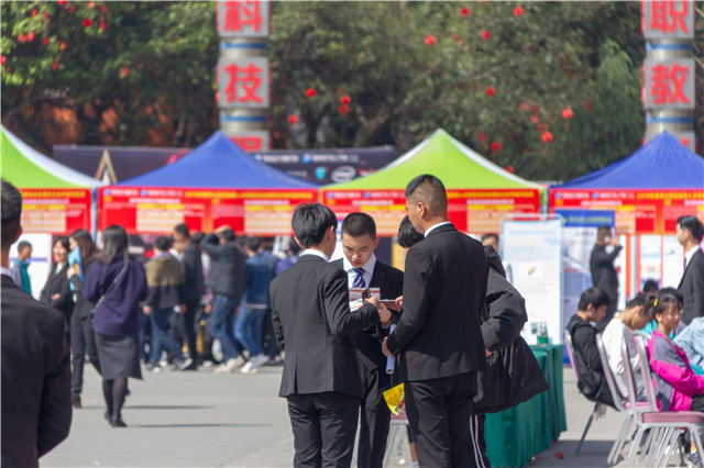 2019四川新華春季畢業(yè)生供不應(yīng)求，逆襲史上最難就業(yè)季節(jié)