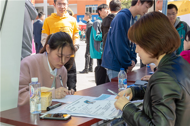 直擊雙選會現(xiàn)場：新華學子厚積薄發(fā)，滿意就業(yè)