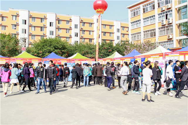 直擊雙選會現(xiàn)場：新華學子厚積薄發(fā)，滿意就業(yè)