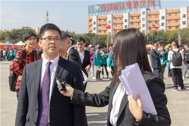 直擊雙選會現(xiàn)場：新華學子厚積薄發(fā)，滿意就業(yè)