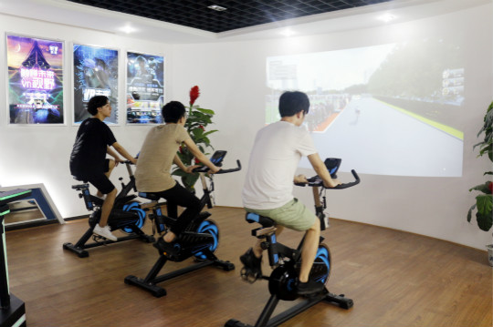百家媒體進(jìn)校園，新華“黑科技”開(kāi)放周嗨翻天！