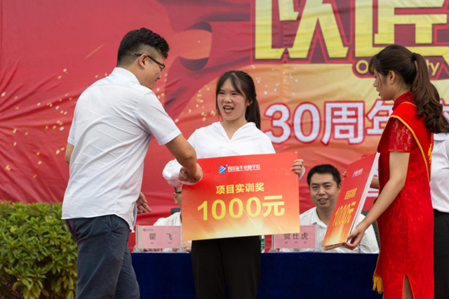 【媒體關(guān)注】為什么學(xué)互聯(lián)網(wǎng)新技術(shù)，要來新華？
