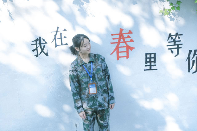 【讓蝴蝶飛過滄?！坑鲆娦氯A，遇見十里桃花