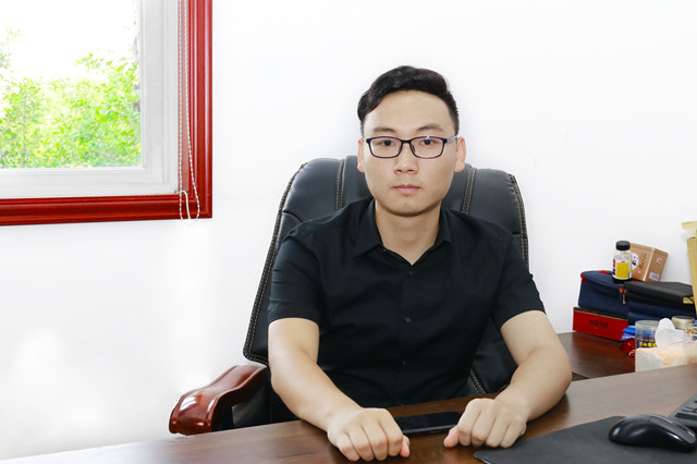 畢業(yè)五年身家千萬(wàn)，難忘母校情誼 