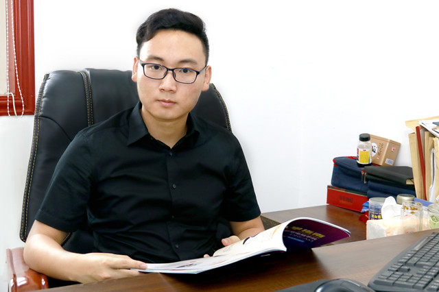 畢業(yè)五年身家千萬(wàn)，難忘母校情誼 
