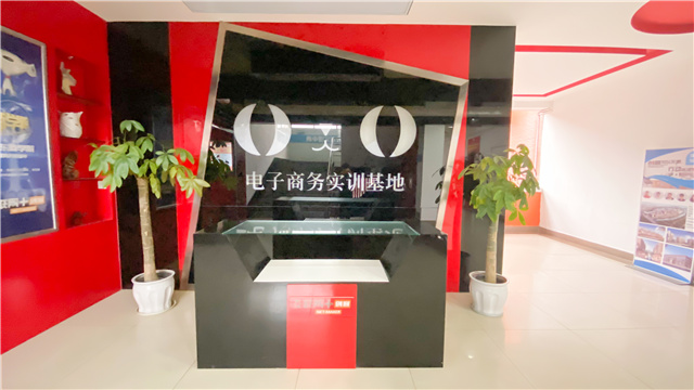 選擇新華學(xué)電商，線上開(kāi)啟新學(xué)年