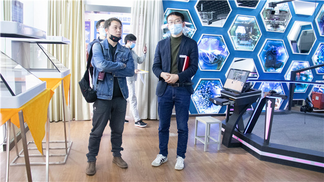 就業(yè)季，多家企業(yè)走進(jìn)新華搶訂人才