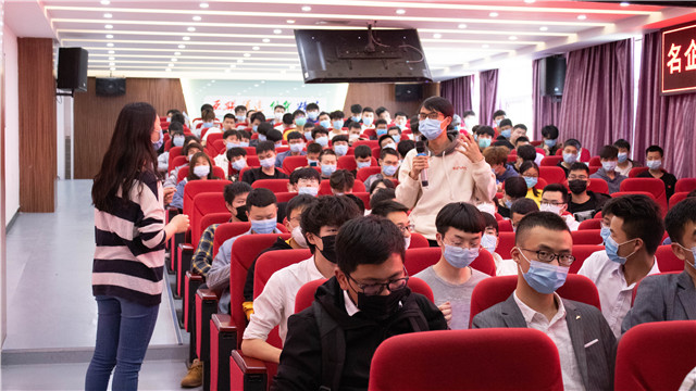 成都睿訊走進(jìn)新華開展校園專場(chǎng)招聘會(huì)！