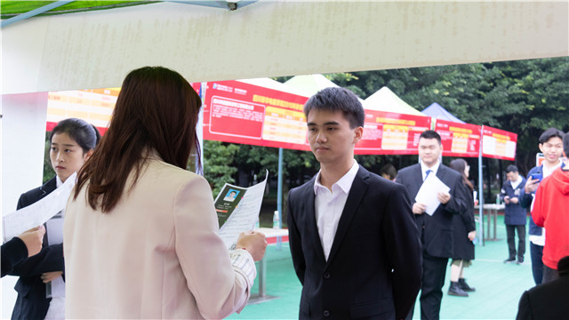 初入職場，我們?nèi)绾伪３至己玫男膽B(tài)